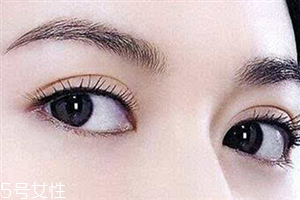 割雙眼皮眼睛腫怎么辦？疤克可以預(yù)防疤痕增生