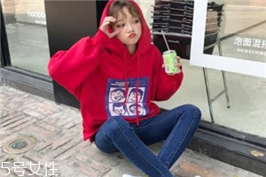 紅色衛(wèi)衣配什么褲子？休閑時(shí)尚兩不誤