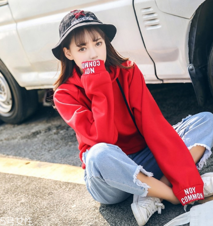 紅色衛(wèi)衣配什么褲子？休閑時(shí)尚兩不誤