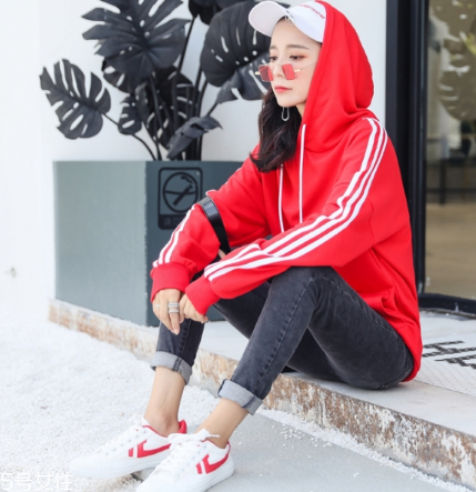 紅色衛(wèi)衣配什么褲子？休閑時(shí)尚兩不誤