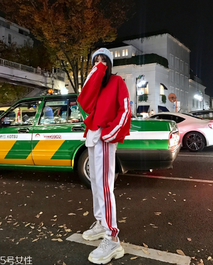 紅色衛(wèi)衣配什么褲子？休閑時(shí)尚兩不誤