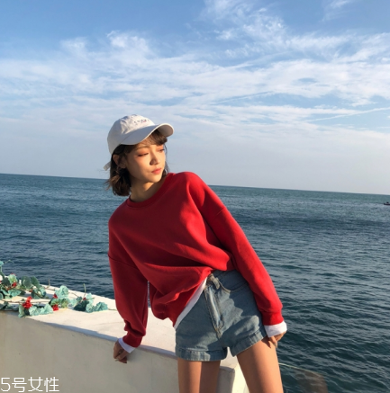 紅色衛(wèi)衣配什么褲子？休閑時(shí)尚兩不誤