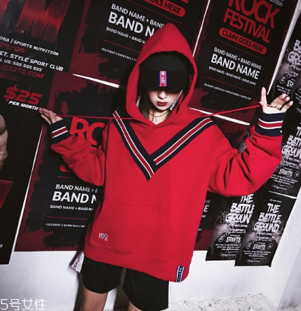 紅色衛(wèi)衣配什么褲子？休閑時(shí)尚兩不誤