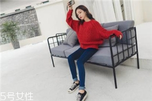 紅色毛衣下面配什么？褲子裙子統(tǒng)統(tǒng)能Hold住