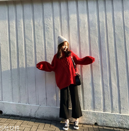 紅色毛衣下面配什么？褲子裙子統(tǒng)統(tǒng)能Hold住
