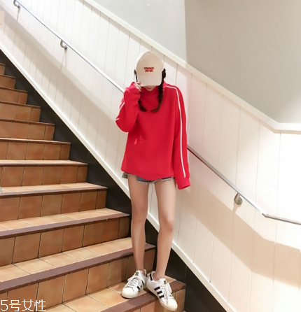 紅色衛(wèi)衣搭配什么鞋子？休閑風(fēng)時尚風(fēng)都能駕馭