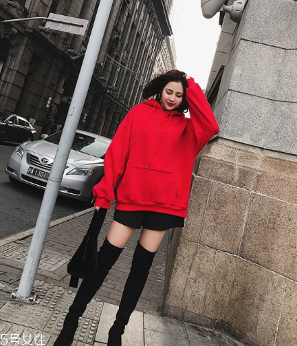 紅色衛(wèi)衣搭配什么鞋子？休閑風(fēng)時尚風(fēng)都能駕馭