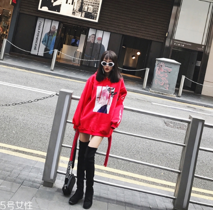 紅色衛(wèi)衣搭配什么鞋子？休閑風(fēng)時尚風(fēng)都能駕馭