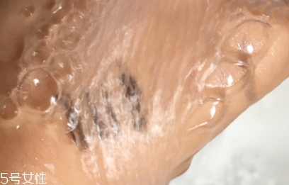 眼唇卸妝液和卸妝油哪個好？使用的區(qū)域不同