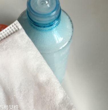 眼唇卸妝液和卸妝油哪個好？使用的區(qū)域不同