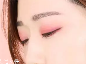 無妝眼影怎么畫？巧用粉色系眼影