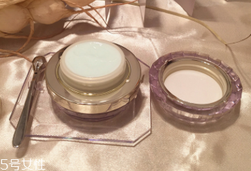 CPB晶致眼霜油不油？水油科學(xué)配比
