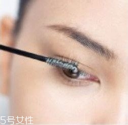 如何挑選合適的睫毛膏？這樣刷睫毛卷翹靚麗