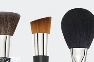 粉底刷可以用吹風機吹干嗎？會炸毛