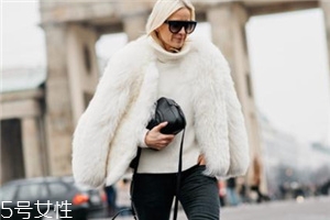 白色皮草怎么搭配？專(zhuān)屬于冬季的圣潔女神范兒