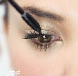 如何挑選合適的睫毛膏？這樣刷睫毛卷翹靚麗