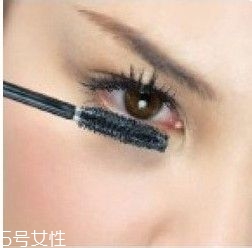如何挑選合適的睫毛膏？這樣刷睫毛卷翹靚麗