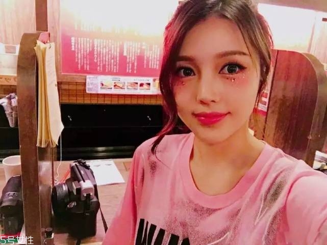 年會(huì)畫(huà)什么妝最好看上鏡？亮片妝絕對(duì)是最耀眼的