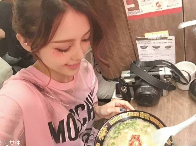 年會(huì)畫(huà)什么妝最好看上鏡？亮片妝絕對(duì)是最耀眼的