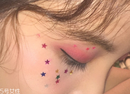 年會(huì)畫(huà)什么妝最好看上鏡？亮片妝絕對(duì)是最耀眼的