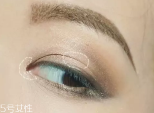 皮膚黑怎么選粉底？至少用兩種色號(hào)