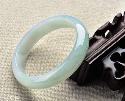 翡翠手鐲戴在哪只手好？行內(nèi)人士給出答案