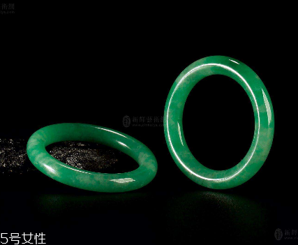 翡翠手鐲怎么養(yǎng)才能透？養(yǎng)翡翠的關鍵小竅門