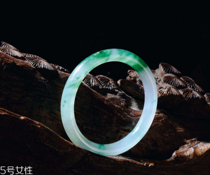 翡翠手鐲怎么養(yǎng)才能透？養(yǎng)翡翠的關鍵小竅門
