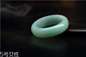 翡翠手鐲怎么養(yǎng)才能透？養(yǎng)翡翠的關(guān)鍵小竅門