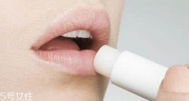 怎么涂口紅不干沒(méi)唇紋？淡化唇紋的唇膏這樣用有效