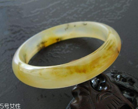 黃龍玉手鐲起棉怎么辦？正?，F(xiàn)象不必驚慌