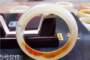 黃龍玉手鐲起棉怎么辦？正常現(xiàn)象不必驚慌