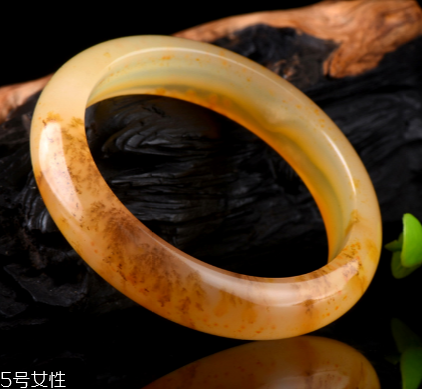黃龍玉手鐲什么顏色才是最好的？這樣選絕不出錯