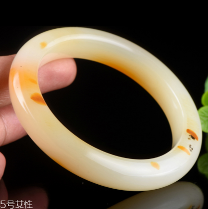 黃龍玉手鐲對身體好嗎？原來戴玉的好處這么多