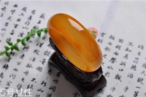 黃龍玉手鐲對(duì)身體好嗎？原來(lái)戴玉的好處這么多