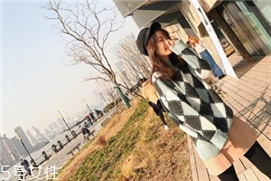 格子針織衫怎么搭配？有一種經(jīng)典叫格紋