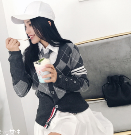 格子針織衫怎么搭配？有一種經(jīng)典叫格紋