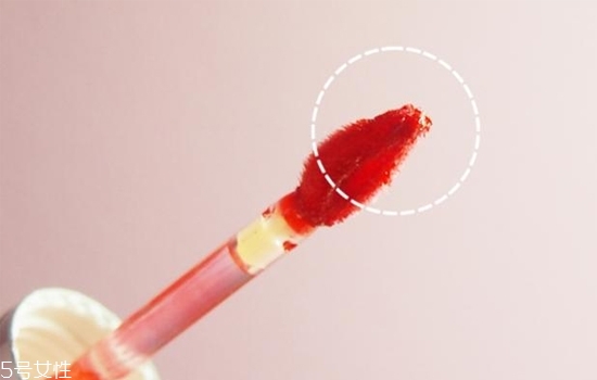 怎么涂口紅不干沒(méi)唇紋？淡化唇紋的唇膏這樣用有效