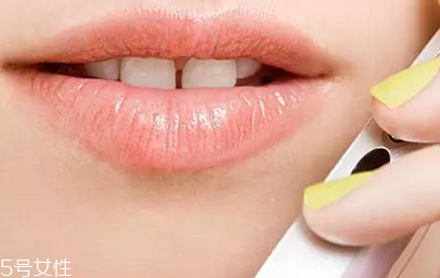 怎么涂口紅不干沒(méi)唇紋？淡化唇紋的唇膏這樣用有效