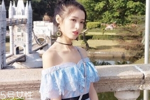 一字肩衣服怎么搭配？時(shí)髦精的高端裸露