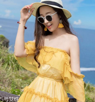 一字肩衣服怎么搭配？時(shí)髦精的高端裸露