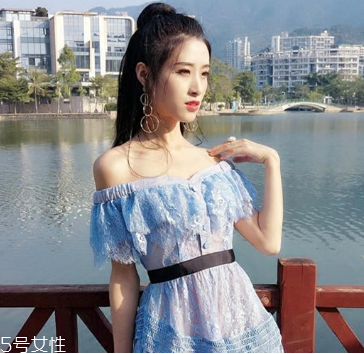 一字肩衣服怎么搭配？時(shí)髦精的高端裸露