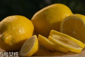 檸檬精油能美白嗎？強效對抗黑色素