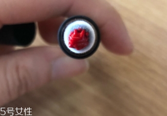 唇釉和口紅哪個不容易掉色？
