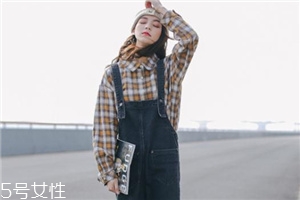 背帶褲怎么搭配？超減齡的小清新裝扮