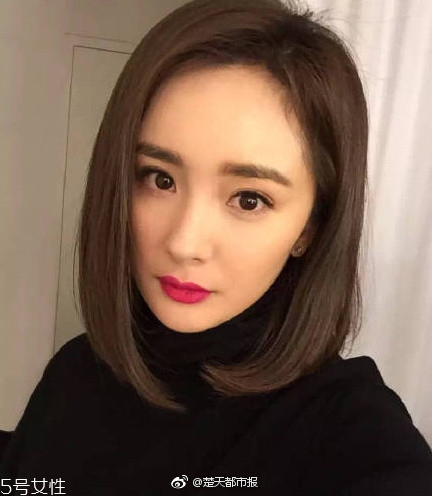 短發(fā)發(fā)尾外翻的發(fā)型怎么弄？誰弄誰美