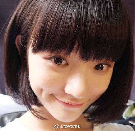 短發(fā)發(fā)尾外翻的發(fā)型怎么弄？誰弄誰美