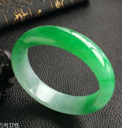翡翠手鐲怎么看水頭？行家教你這樣挑