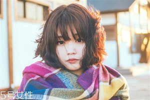 矮個子女生適合什么短發(fā)？氣質(zhì)齊肩卷發(fā)