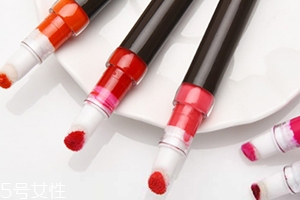 唇蜜可以單獨(dú)使用嗎？搭配其他產(chǎn)品效果更好